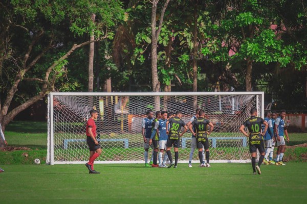 Un baño de refrescante de Darixon Vuelto, piscina y todo lo demás: las fotos más curiosas de la preparación Sub-23 de Honduras