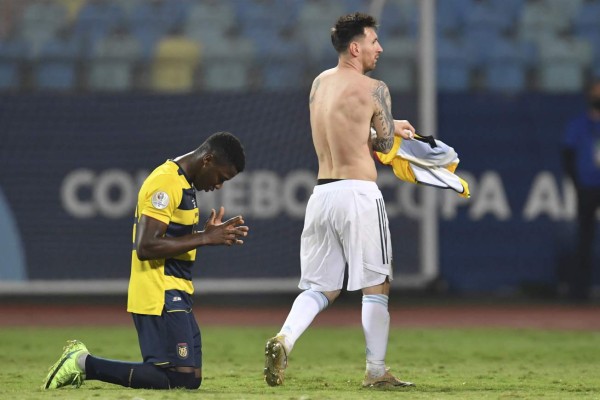 Fotos: ¡Apapachos, patadas y festejos! El show de Messi ante Ecuador que tiene a los argentinos soñando