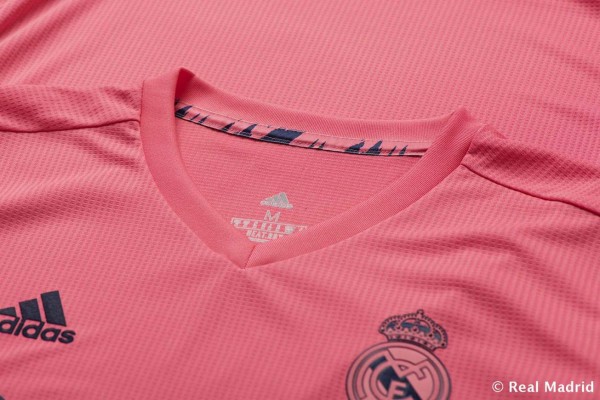 Benzema presenta la nueva camiseta del Real Madrid para la temporada 2020/21
