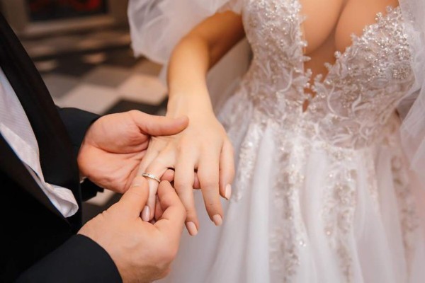 Así fue la gran boda del popular fisicoculturista ruso, Yuri Tolochko, con una muñeca de silicona