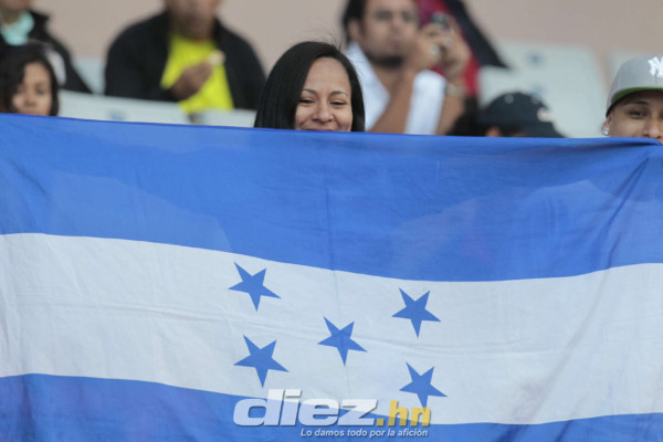 Selección catracha recibe el apoyo su afición en la UNCAF.