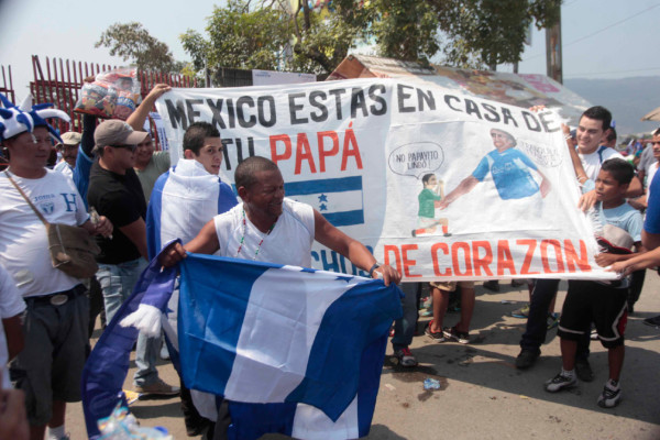 Ambiente Honduras-México en las afueras del Olímpico