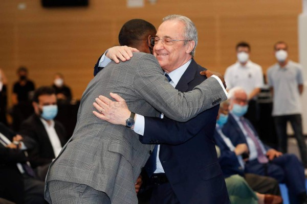 Así fue la presentación de Alaba con el Real Madrid: sorpresa con su dorsal y los regalitos que recibió