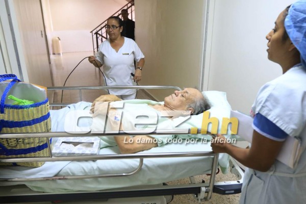 FOTOS: Así sacaron a Chelato Uclés de cuidados intensivos