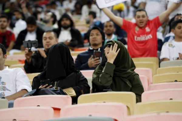 Sin velo y con Niqab: Las mujeres de Arabia Saudita sí llegaron a ver al Real Madrid-Valencia