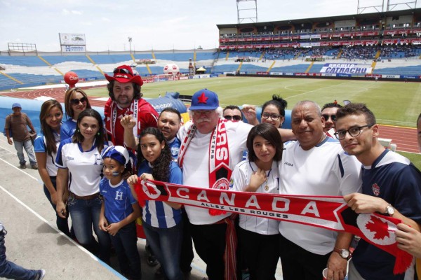 FOTOS: Así está el ambiente para el juego Honduras-Canadá en el estadio Olímpico