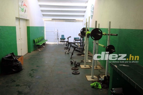 El feo y abandonado estadio donde entrena Honduras en Cuernavaca