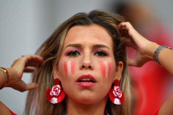 Francia y Perú engalanan Rusia 2018 con sus bellas aficionadas