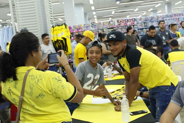 FOTOS: Real España comparte con sus aficionados en la tienda DIUNSA