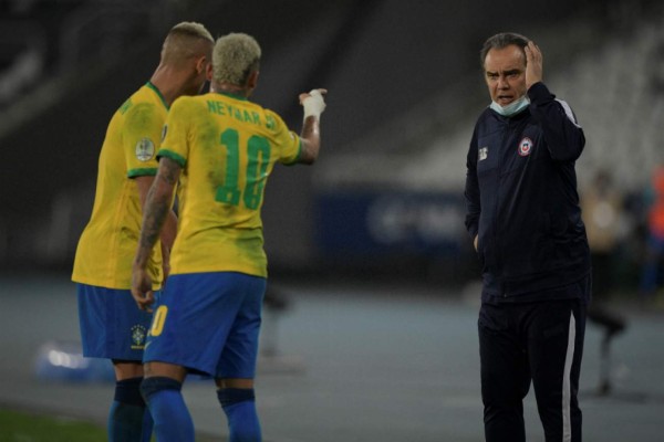 FOTOS: El encontronazo de Neymar con el DT de Chile, Vidal llama 'payaso' al árbitro y el cariño entre barcelonistas