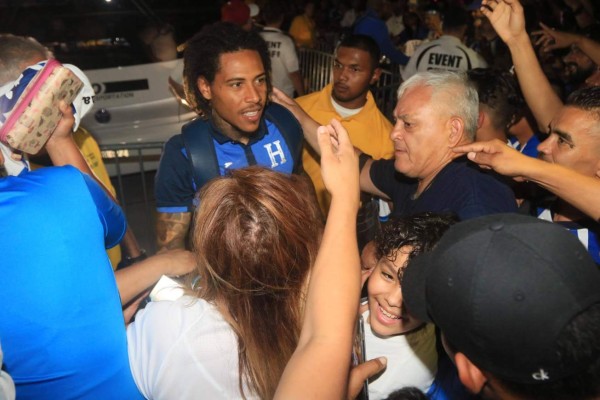 Lo que no se vio en TV: Espectacular despedida en Texas y le quitaron la camisa de Elis a un hincha