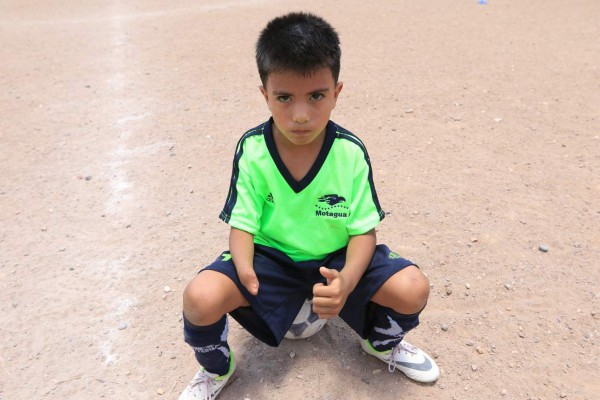 Los niños que son figuras en las polvorientas canchas de Tegucigalpa