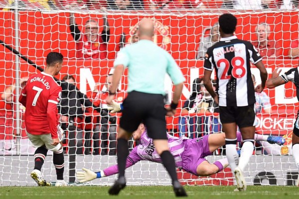 El regreso de Cristiano Ronaldo con el Manchester United: dos goles, vuela en Old Trafford y la emoción de su mamá