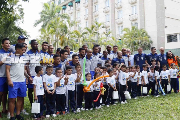 FOTOS: Jugadores de Selección de Honduras llevan alegría a un grupo de niños