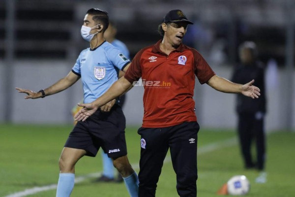 NO SE VIO EN TV: Pedro Troglio firma camisa, visita de seleccionados y el llenazo en el Morazán