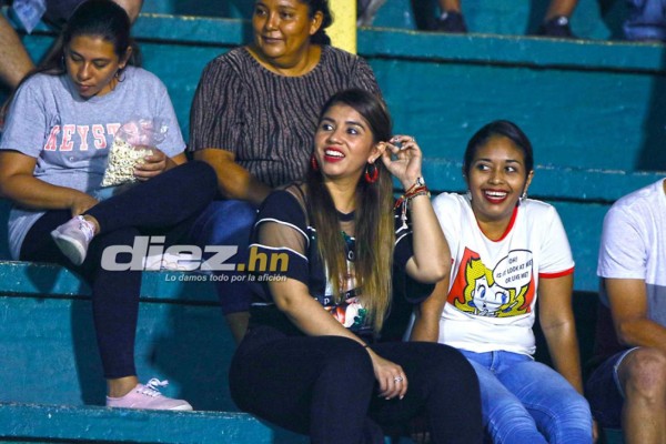 ¿Quién es? Nuevo rostro femenino de TVC y las preciosas modelos en el Real España-Vida