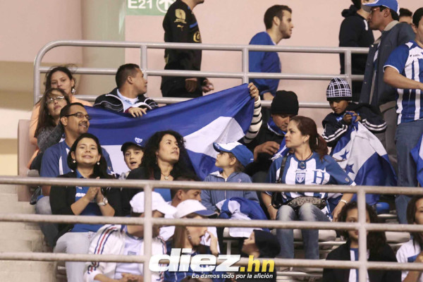 Selección catracha recibe el apoyo su afición en la UNCAF.