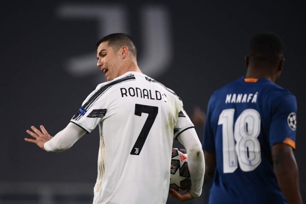 Solo, impotente y con un golpe: La frustración de Cristiano Ronaldo tras eliminación de la Juventus en Champions