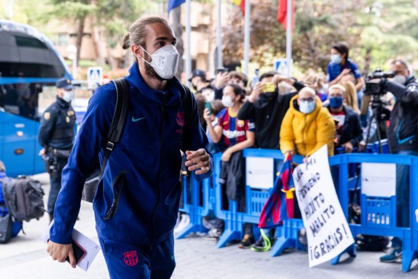 Messi con fiel acompañante y los dos regresos: Así fue la llegada de Barcelona a Madrid para el Clásico español