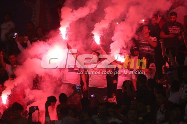 LO QUE NO VISTE EN TV: Relajos en las afueras del Nacional y el baile de Álvarez