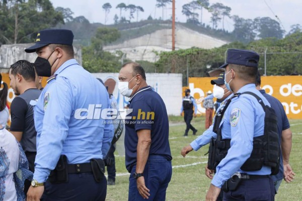 Aficionados irrumpieron en el estadio Sergio Reyes y ocasionaron retraso en el arranque del Savio-Génesis