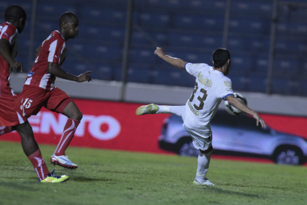'Goleada de Olimpia al Vida en el estadio Nacional'