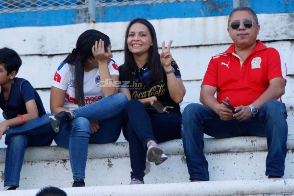 ¡Colorido ambiente! Afición del Olimpia regresa en familia a ver al León en el Olímpico