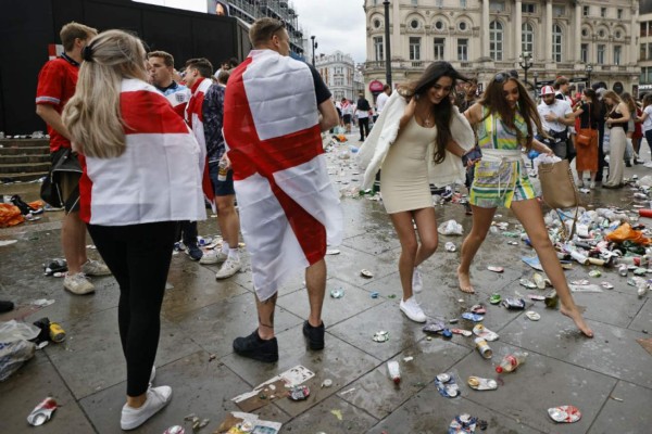 Locura total en Wembley: Bellas inglesas, un crack en medio de los hinchas y actos vandálicos