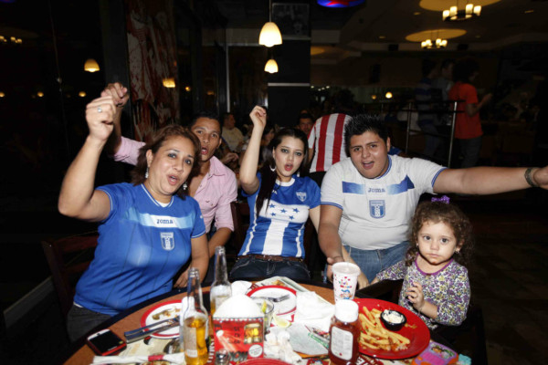 Así vivió la afición sampedrana el partido ante Panamá.