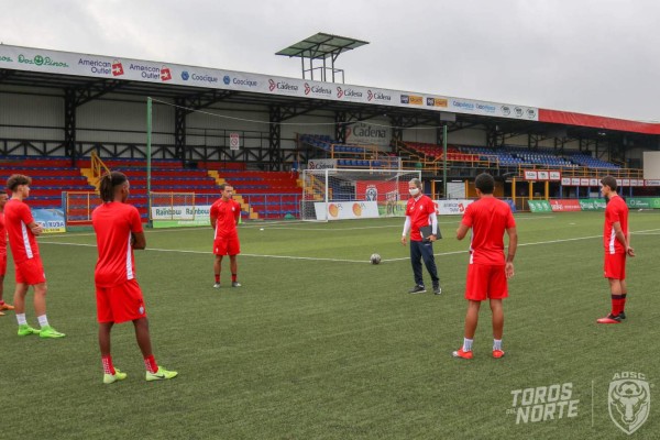 Con mascarilla y guardando distancia; así volvieron a las prácticas los clubes en Costa Rica