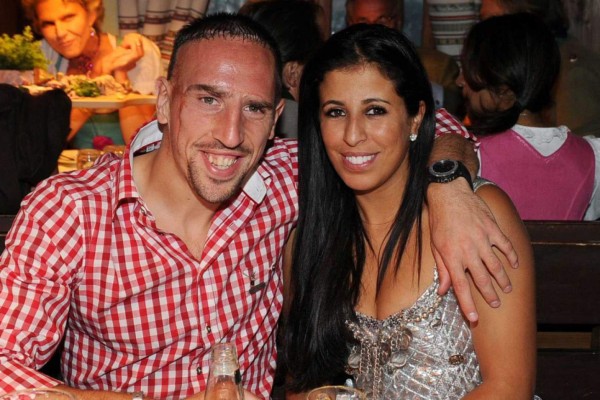 Las bellas novias y esposas de los futbolistas más feos