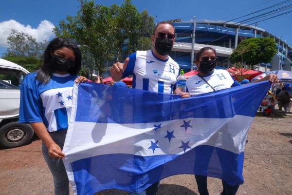 ¡Ambientazo! Hondureños se hacen sentir en el Cuscatlán y hasta Francisco Morazán llegó con su traje de general