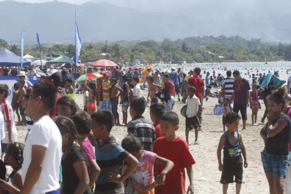 El ardiente verano 2017 en las playas de Honduras