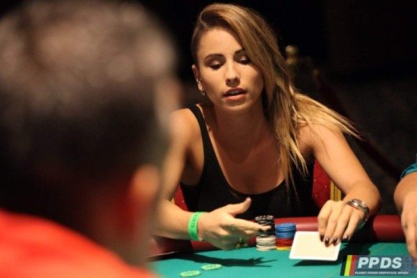 La nueva novia de Fellaini, una amante del póker