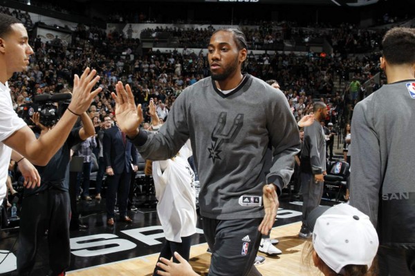 Kawhi Leonard firmó un contrato de $94 millones y maneja un Chevy 1997