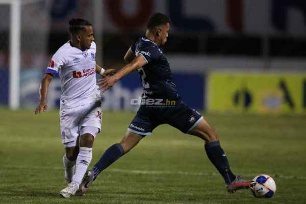 No lo viste en TV: El bonito saludo de Troglio y Diego y los 'cariñitos' en la Ultra Fiel en un bravo clásico