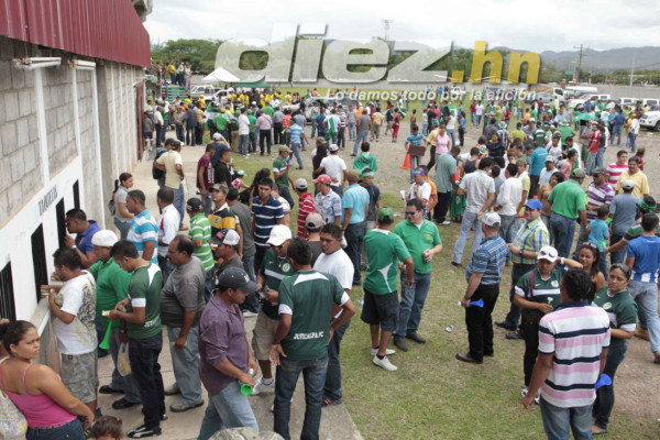 Aficionados del Parrillas One y Juticalpa ponen el ambiente en el estadio Carlos Miranda de Comayagua.