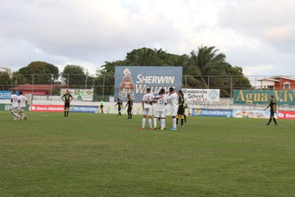 ¡Fusión! Festejo al estilo Dragon Ball, saludos de manos y policía resguardaron el Excélsior