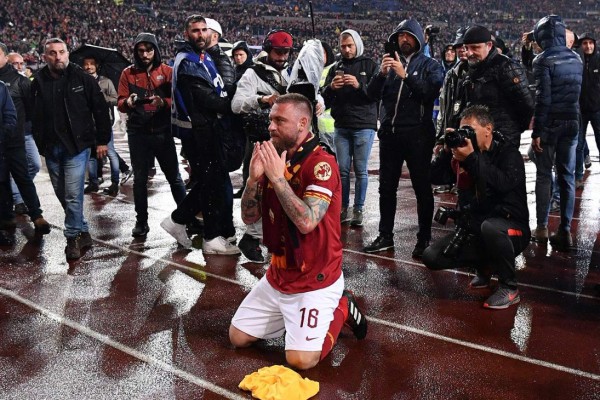 Emotivo: Totti llora tras el adiós de De Rossi en la Roma y así fue su despedida
