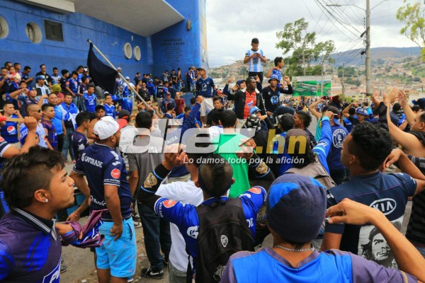 ¡IMPRESIONANTE! La afición de Motagua llena el Nacional en la final ante Platense