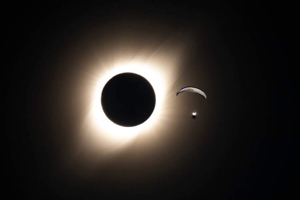 Las impactantes fotos de un atleta volando en pleno eclipse solar