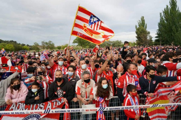 Desafian al Covid-19 y muere un hincha: Así fue el loco festejo tras consagración del Atlético en la liga española