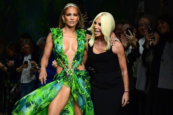 ¡Atrevida! Jennifer Lopez arrasa en la pasarela de Versace a sus 50 años