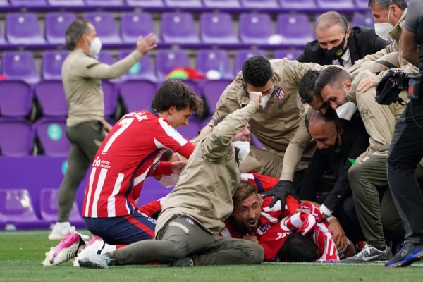 Júbilo y tristeza: El enorme gesto de Luis Suárez y la triste imagen de Benzema tras la coronación del Atlético