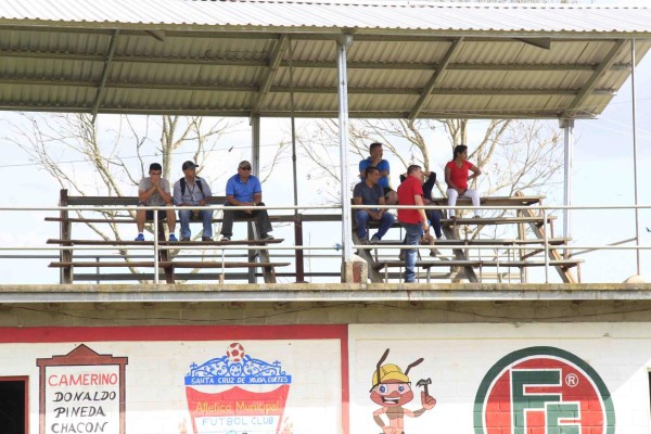 ¡Qué curioso! Venta de boletos, gradas de madera, camerinos de cemento... así es el ascenso en Honduras