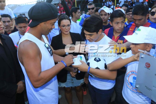 ¡Espectacular! Ronaldinho llevó tremenda felicidad a niños de Honduras