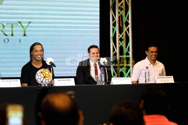 ¡De Lujo! Los ticos tuvieron un recibimiento espectacular para Ronaldinho