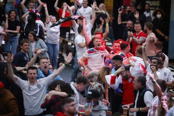 FOTOS: Tristeza de hermosa periodista, la sorpresiva visita a Roma y el júbilo de Inglaterra en la Eurocopa&nbsp;&nbsp;