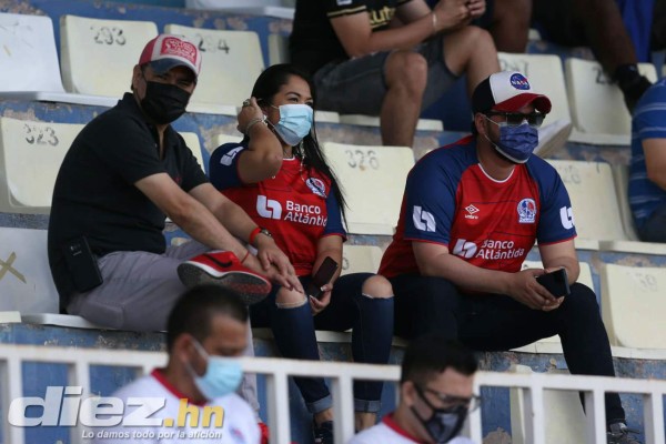 Las hermosas mujeres y el ambiente del clásico Motagua-Olimpia en el estadio Nacional