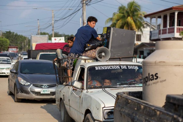 Ciudadanos de La Lima evacúan la ciudad ante llegada del huracán Iota este lunes